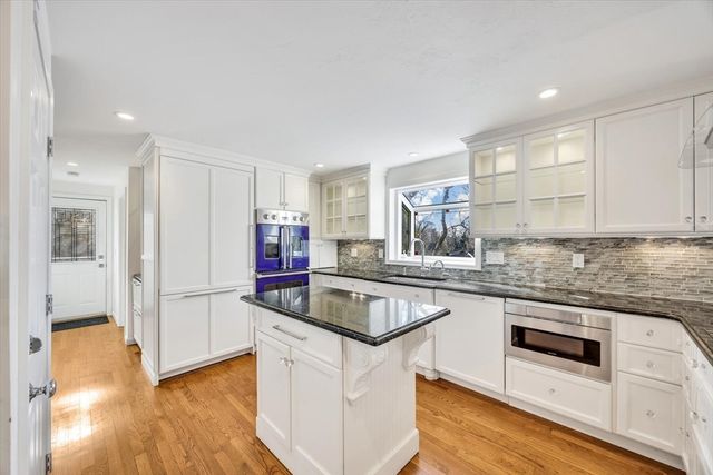 160 Algonquin Ave, Mashpee, MA 02649