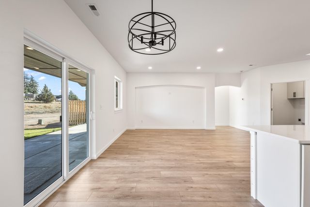 137 SE 16th Street, Madras, OR 97741