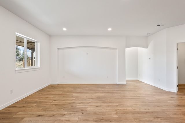 137 SE 16th Street, Madras, OR 97741