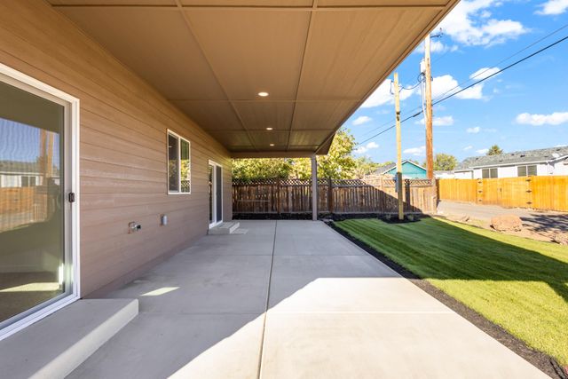 137 SE 16th Street, Madras, OR 97741