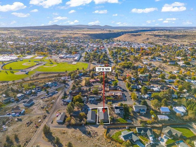 137 SE 16th Street, Madras, OR 97741