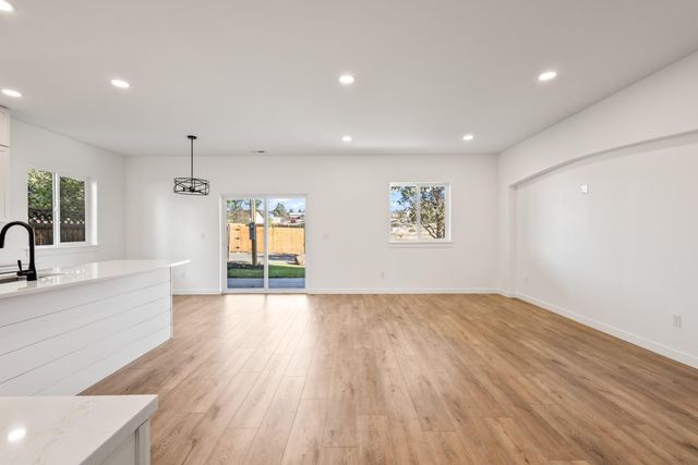 137 SE 16th Street, Madras, OR 97741