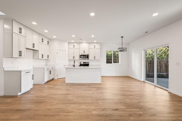 137 SE 16th Street, Madras, OR 97741