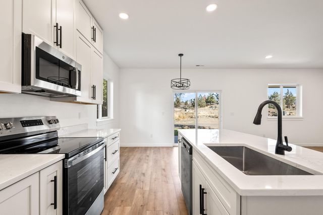 137 SE 16th Street, Madras, OR 97741