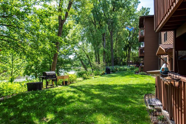 4830 Babcock Trail 111, Inver Grove Heights, MN 55077
