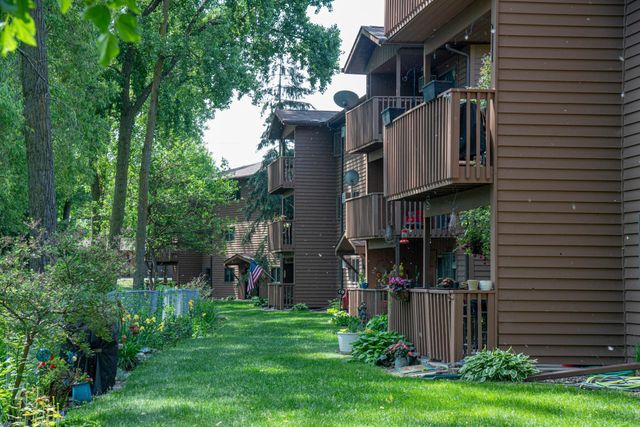 4830 Babcock Trail 111, Inver Grove Heights, MN 55077