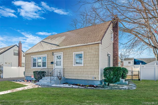 266 W 16th Street, Deer Park, NY 11729