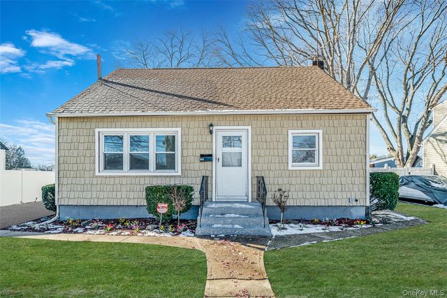 266 W 16th Street, Deer Park, NY 11729