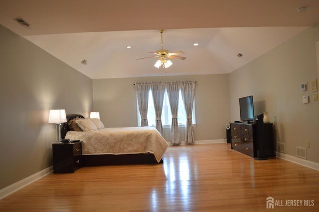40 Newland Court, Bridgewater, NJ 08807