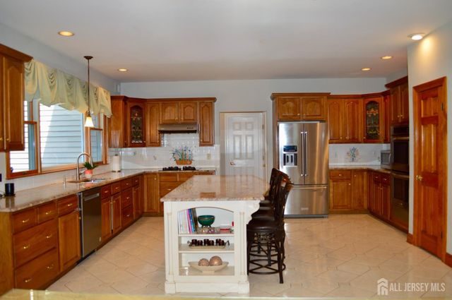 40 Newland Court, Bridgewater, NJ 08807