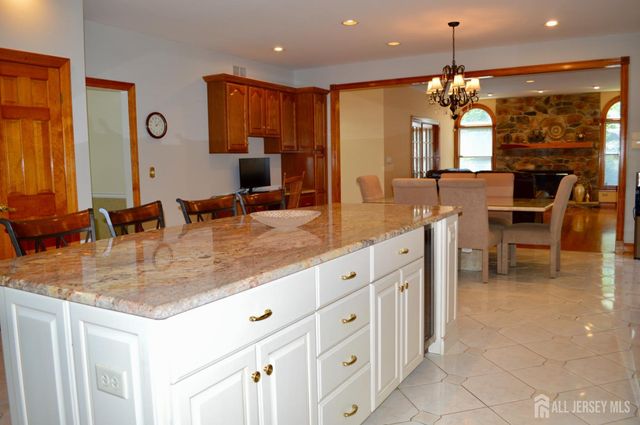 40 Newland Court, Bridgewater, NJ 08807