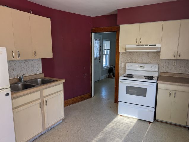 717 W Pleasant Street, Freeport, IL 61032