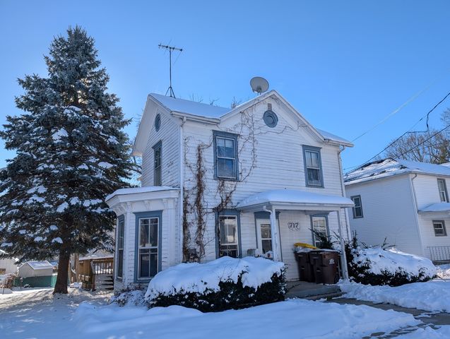 717 W Pleasant Street, Freeport, IL 61032