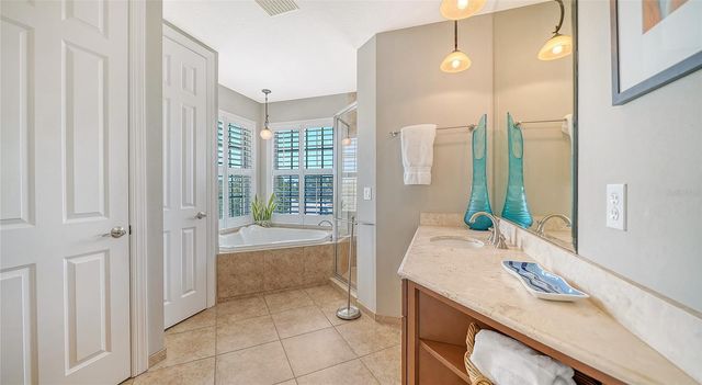 357 TIERRA MAR LANE 5, Sarasota, FL 34242