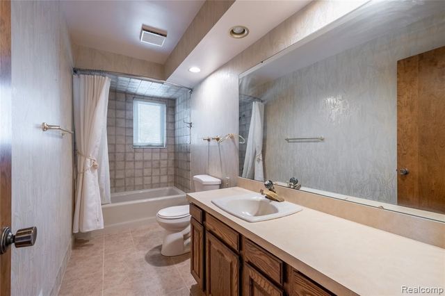 15384 Bealfred Drive, Fenton, MI 48430