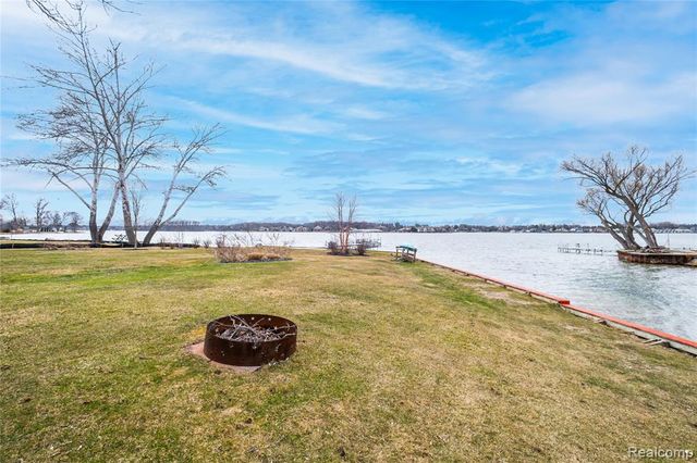 15384 Bealfred Drive, Fenton, MI 48430