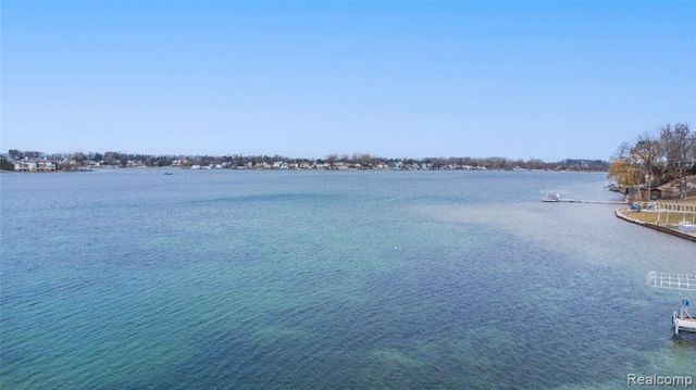 15384 Bealfred Drive, Fenton, MI 48430