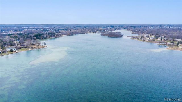 15384 Bealfred Drive, Fenton, MI 48430