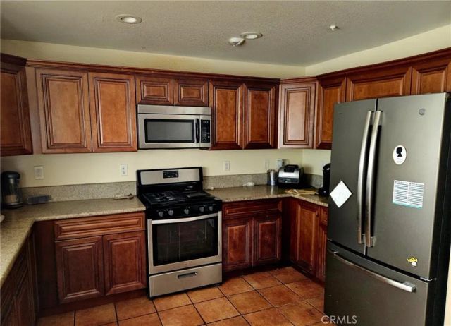 7845 Oak Court, Highland, CA 92346