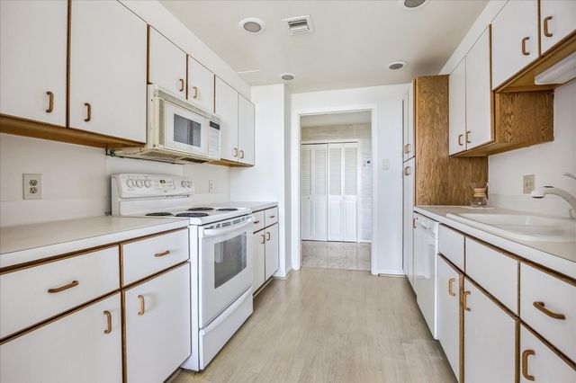 49 Briar Hollow Lane 1503, Houston, TX 77027