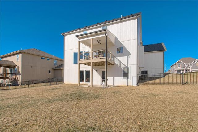 1829 Green Meadow Drive, Liberty, MO 64068