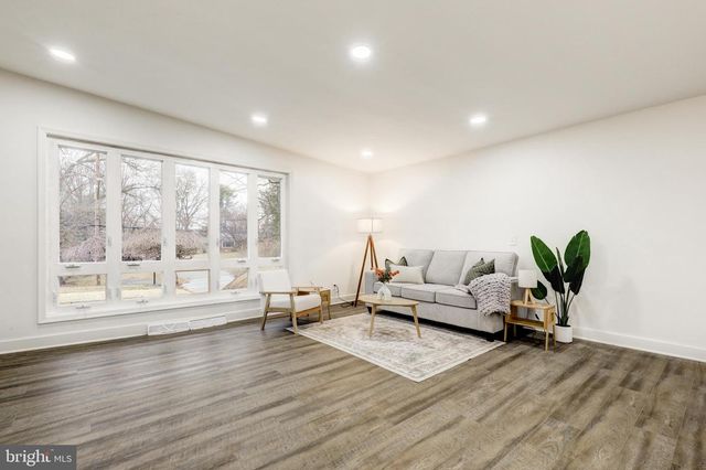 904 S CHESTER RD, West Chester, PA 19382