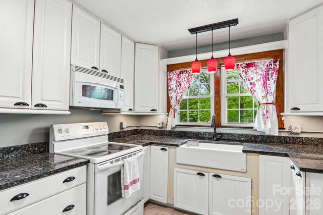 2627 White Oak Road, Burnsville, NC 28714