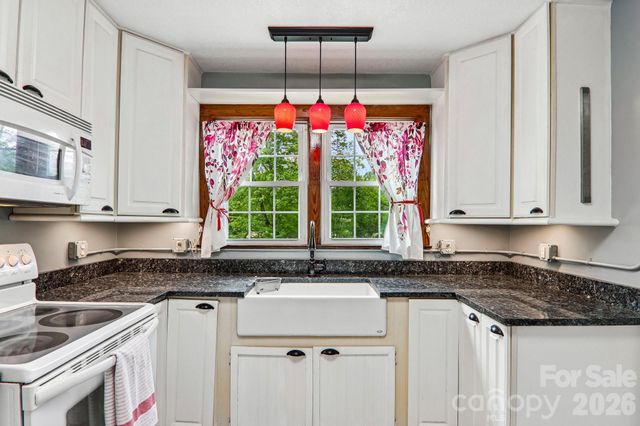 2627 White Oak Road, Burnsville, NC 28714
