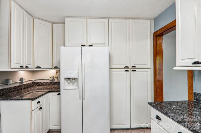 2627 White Oak Road, Burnsville, NC 28714