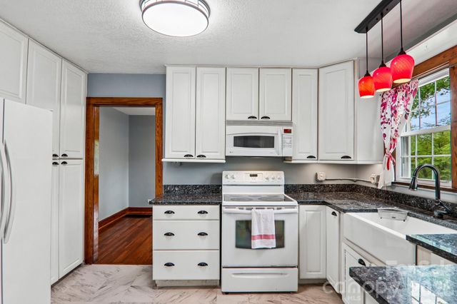 2627 White Oak Road, Burnsville, NC 28714