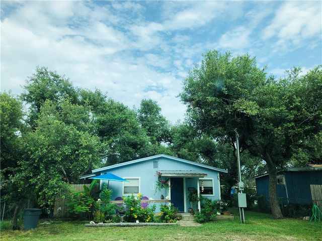 1612 Sammy Henderson St, Rockport, TX 78382
