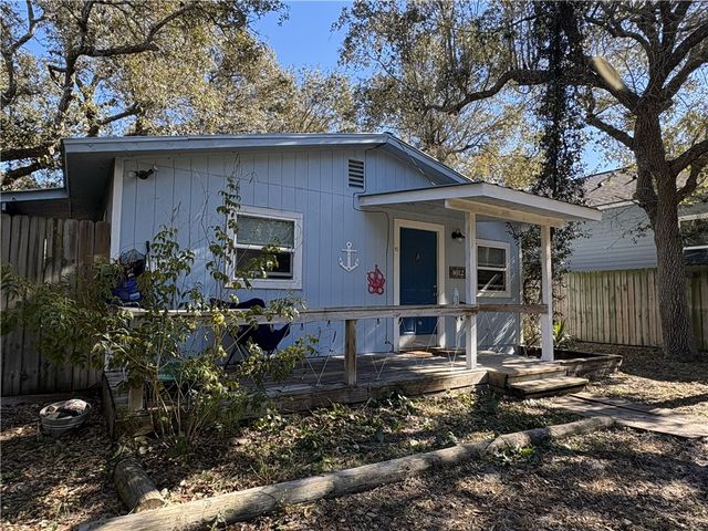 1612 Sammy Henderson St, Rockport, TX 78382