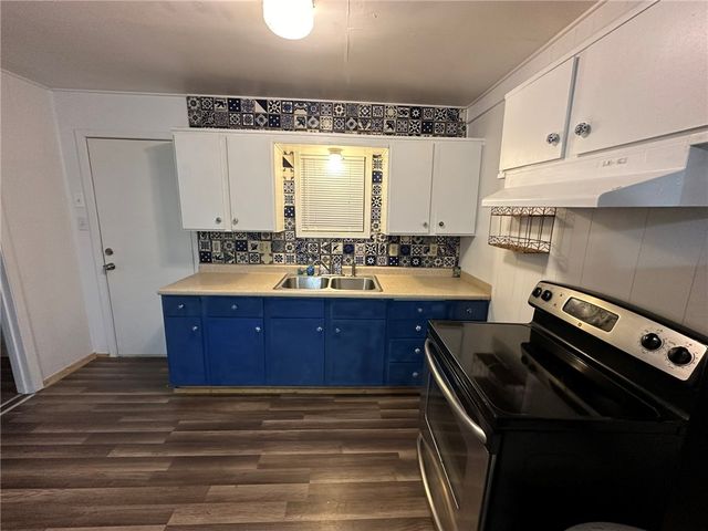 1612 Sammy Henderson St, Rockport, TX 78382