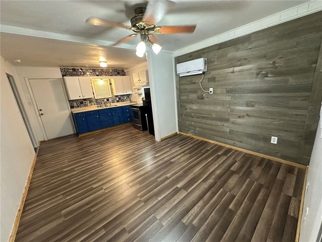 1612 Sammy Henderson St, Rockport, TX 78382