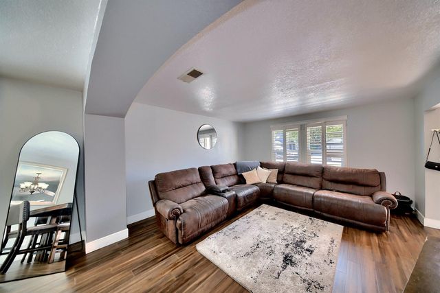 2165 Jenni Ln, Tracy, CA 95377
