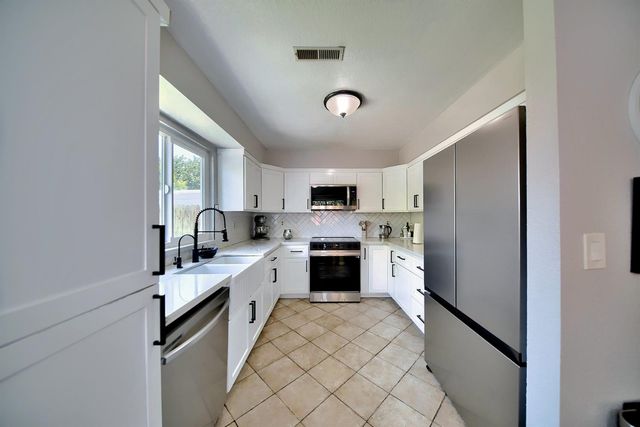 2165 Jenni Ln, Tracy, CA 95377