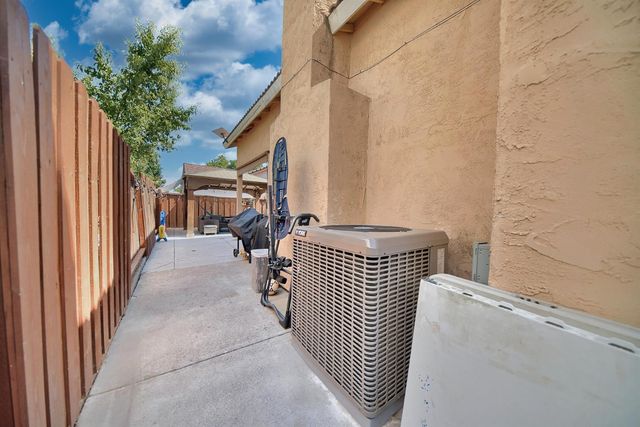 2165 Jenni Ln, Tracy, CA 95377