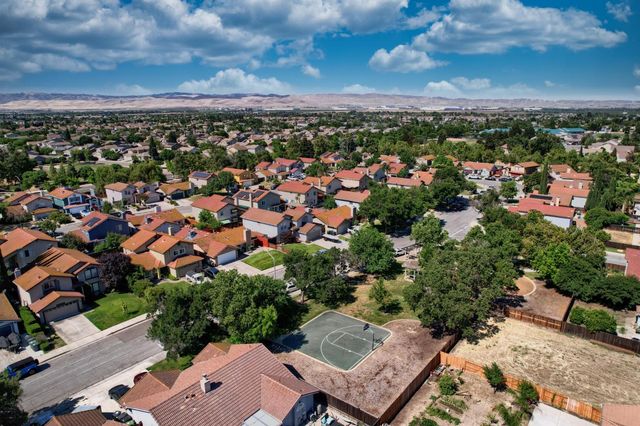 2165 Jenni Ln, Tracy, CA 95377