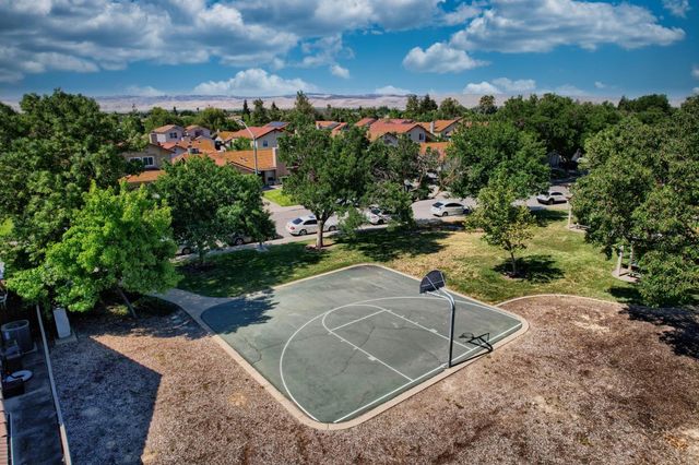 2165 Jenni Ln, Tracy, CA 95377