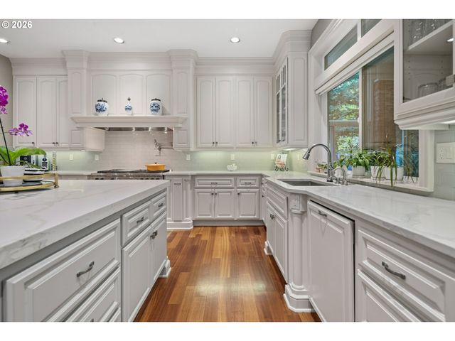 17367 BERGIS FARM Dr, Lake Oswego, OR 97034