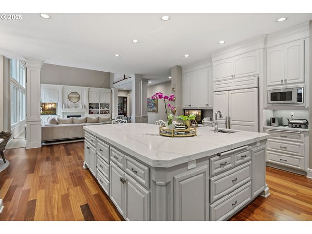 17367 BERGIS FARM Dr, Lake Oswego, OR 97034