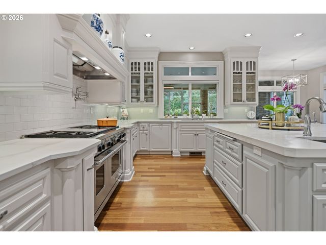 17367 BERGIS FARM Dr, Lake Oswego, OR 97034