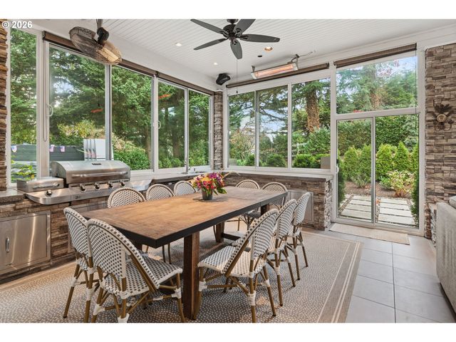 17367 BERGIS FARM Dr, Lake Oswego, OR 97034