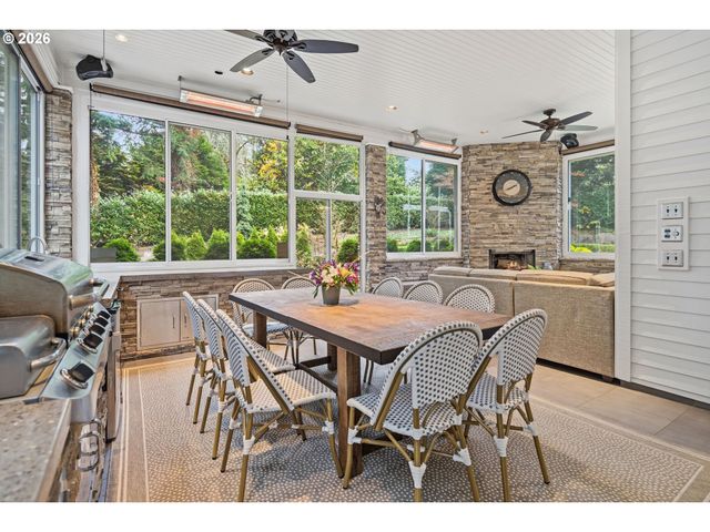 17367 BERGIS FARM Dr, Lake Oswego, OR 97034