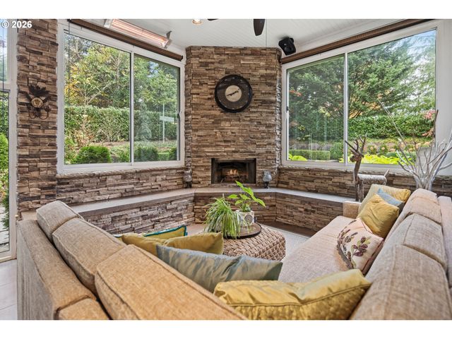 17367 BERGIS FARM Dr, Lake Oswego, OR 97034