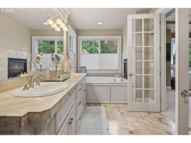 17367 BERGIS FARM Dr, Lake Oswego, OR 97034