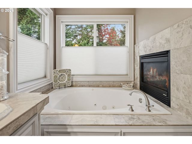 17367 BERGIS FARM Dr, Lake Oswego, OR 97034