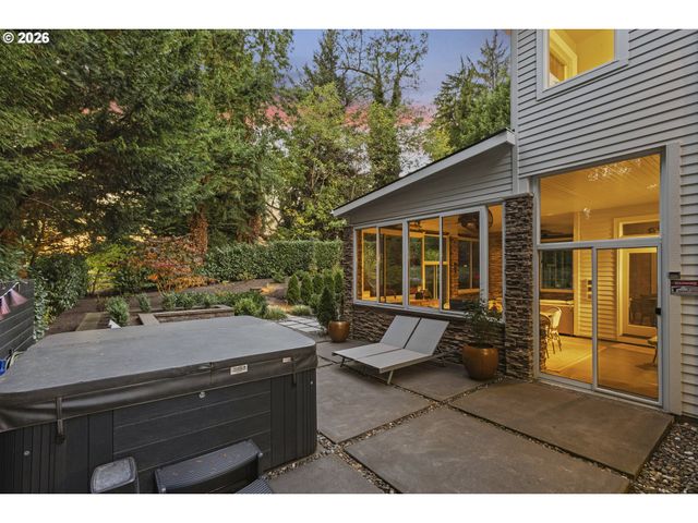 17367 BERGIS FARM Dr, Lake Oswego, OR 97034