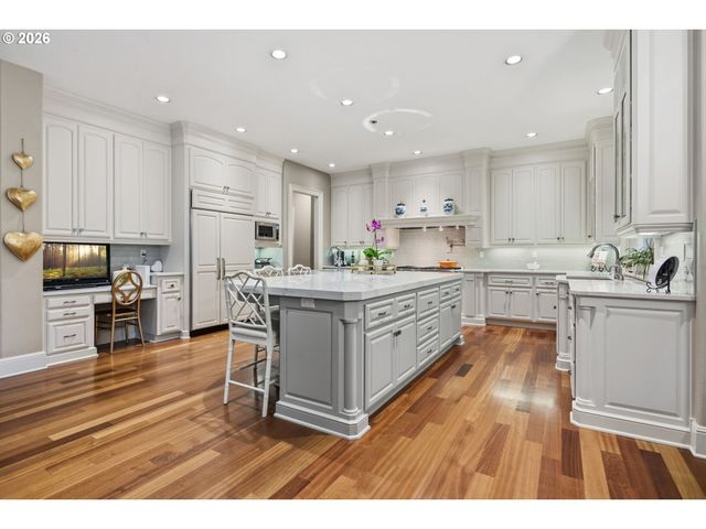 17367 BERGIS FARM Dr, Lake Oswego, OR 97034