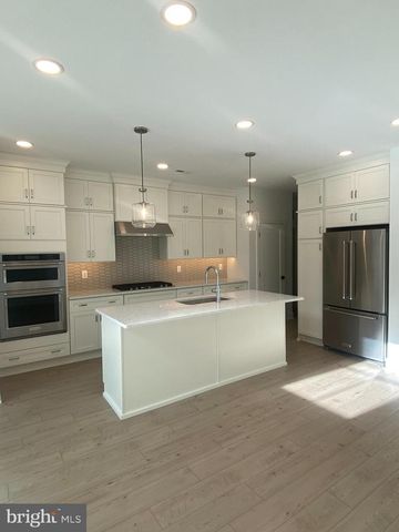 6 MEADE DR, West Windsor, NJ 08550